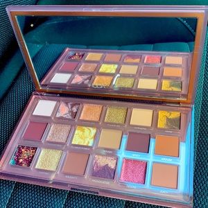 HUDA Beauty Naughty 18 eye shadow palette
